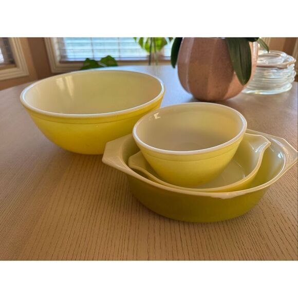 Pyrex vintage 70’s Cinderella lime green Cinderella mixing bowl casserole 4 piec